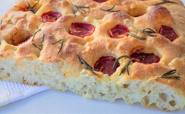 Focaccia de linguiça com erva-doce é quitute saboroso para o café da tarde; veja o passo a passo! 