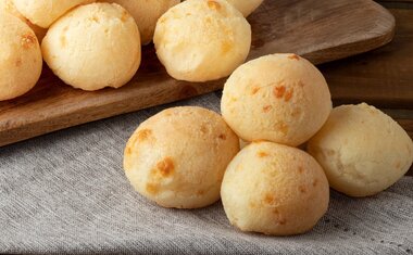 Receita de pão de queijo vegano é fácil de fazer e opção deliciosa para o lanche da tarde; veja o passo a passo!