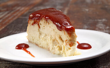 Torta de ricota com calda de goiabada é opção deliciosa para a sobremesa; veja o passo a passo!