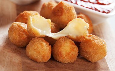 Bolinho de tapioca é simples, assado e recheado de queijo; veja a receita!