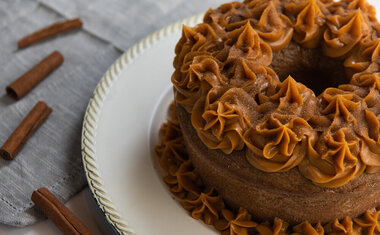 Bolo de churros com doce de leite: veja a receita desta delícia simples e surpreendente!