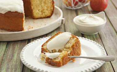 Bolo de Maçã com Cobertura de Queijo: aprenda a receita e inove no café da manhã!