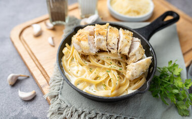 Receita de Macarrão com Frango e Molho Branco: o prato perfeito para o jantar em família