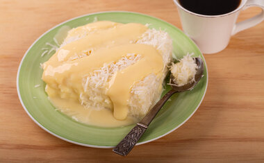 Bolo de Tapioca com Leite Condensado é cremoso e fácil de fazer; veja a receita