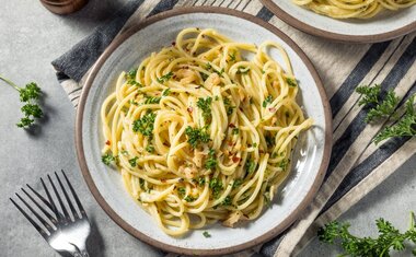 Receita: Macarrão Alho e Óleo com Bacon para um almoço fácil e rápido!  