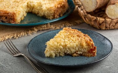 Mané Pelado: veja a receita do icônico bolo de mandioca de tabuleiro!