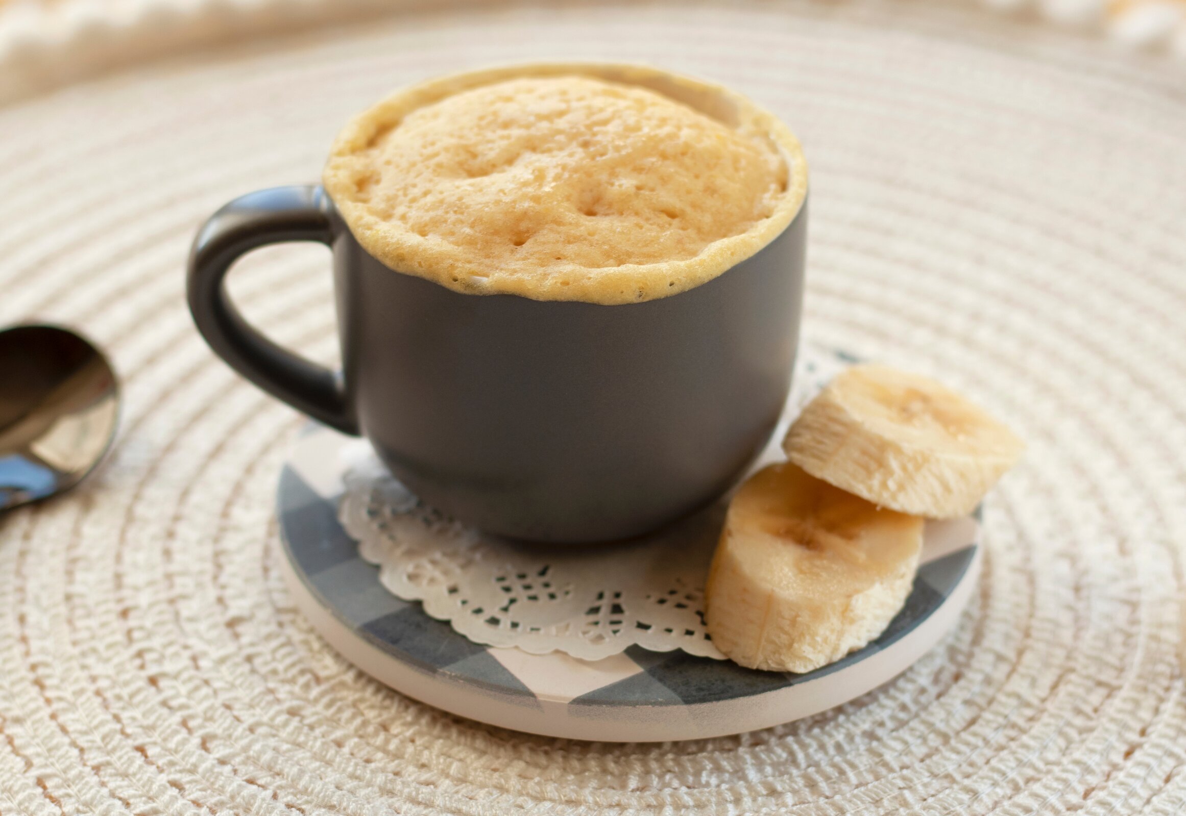 Receita Fit: bolo de banana de caneca com aveia no micro-ondas!