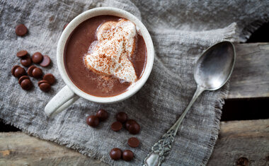 Receita: chocolate quente com merengue para deixar o inverno mais gostoso