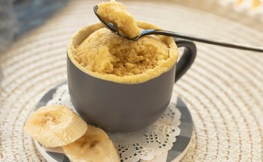 Receita Fit: bolo de banana de caneca com aveia no micro-ondas!