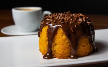 Receita: Bolo de Cenoura de Caneca com Cobertura de Brigadeiro