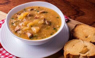 Sopa de mandioca com carne é opção perfeita para os dias frios; veja a receita!