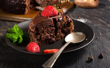 Receita: Bolo de Chocolate com Nescau e Morango simples e fofinho!