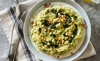 Risoto verde na panela de pressão é perfeito para os dias frios; veja o passo a passo da receita!