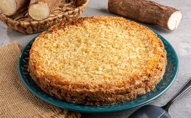 Receita de bolo de macaxeira cremoso vai te surpreender pelo sabor; confira! 