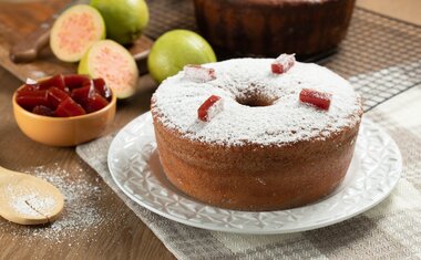 Receita: Bolo de Fubá com Goiabada fofinho e simples de fazer!