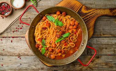 Macarrão com calabresa na panela de pressão é receita prática e fácil; confira! 