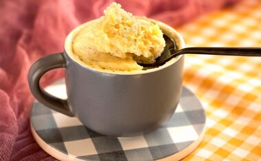 Bolo de laranja de caneca é fofinho e simples de fazer; veja a receita!