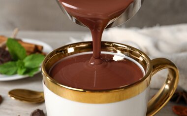 Esfriou? Aprenda a fazer um saboroso chocolate quente com vinho