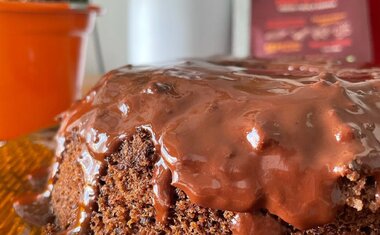 Bolo de chocolate sem glúten, leite e açúcar vai te surpreender pelo sabor; veja a receita!