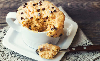 Receita de cookie de micro-ondas é prática e deliciosa; veja o passo a passo!