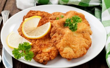 Aprenda a fazer Schnitzel, tradicional prato alemão com carne de porco