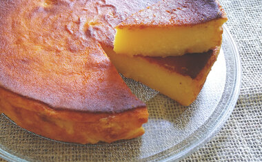 Bolo de mandioca crua é simples e cremoso; veja a receita! 