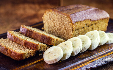 Bolo de banana, aveia e mel é receita fit saudável e saborosa; confira!