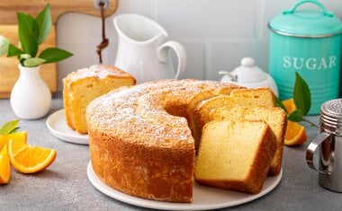 Bolo de laranja com amêndoas e calda é fofinho e fácil de fazer; confira!