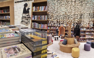 Livraria Paisagem inaugura no shopping Bourbon com espaço dedicado a Sebastião Salgado e cafeteria da Dengo