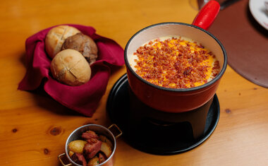 Fondue de bacon com cheddar volta ao menu do Chalezinho 