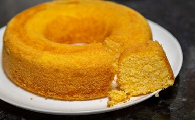 Confira a receita mais simples para o bolo de fubá perfeito