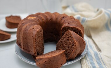 Fácil, prático e fofinho: aprenda a fazer o bolo de chocolate perfeito