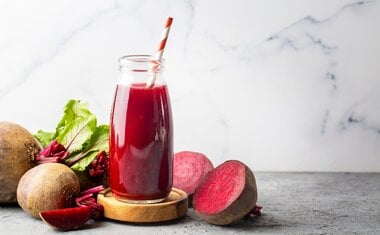 Descubra o legume que misturado com a beterraba faz um suco potente para a saúde