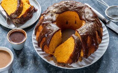 Receita: bolo de cenoura fácil e que não precisa do liquidificador