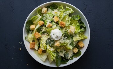 Adeus, alface! A nova sensação das saladas tem apenas 4 ingredientes e é perfeita para o jantar