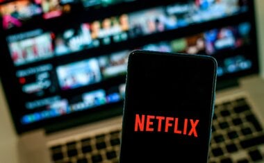 Novo romance da Netflix ficou no Top 10 de 90 países; veja trailer