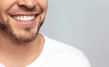 Os 5 melhores truques para ter dentes mais brancos de forma natural