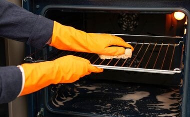 Nem bicarbonato, nem detergente: conheça truque caseiro para limpar o forno com 2 ingredientes de cozinha