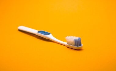 Escovas de dente velhas podem ser um tesouro: veja 5 usos na limpeza da casa que você não sabia