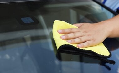 Para-brisas embaçado na chuva? Veja a técnica de autoescola que pode solucionar o problema