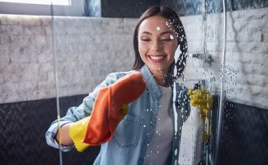 3 dicas infalíveis para limpar o box do banheiro que você precisa conhecer