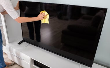 Adeus manchas na TV: este truque simples é a melhor forma de deixar sua tela impecável