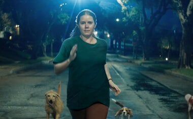 Amy Adams se transforma em cachorro em novo filme da Disney+; saiba quando você poderá assistir