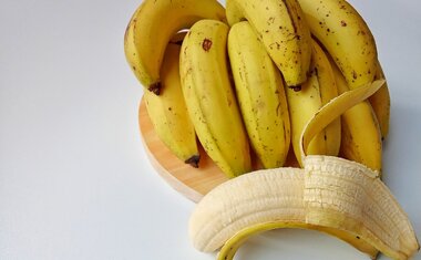 Não jogue fora! Descubra como a casca de banana pode ser um tesouro para suas plantas