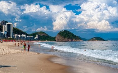 Imagem de destaque para 6 praias brasileiras imperdíveis para você conhecer neste verão