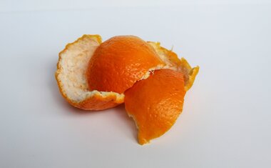 Se você tem cascas de laranja em casa, tem um tesouro: veja 5 usos geniais que podem mudar sua rotina