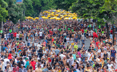 Imagem de destaque para 12 dicas para aproveitar o Carnaval de rua com conforto e segurança