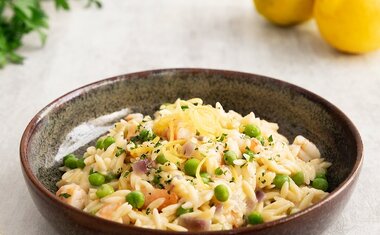 Imagem de destaque para Esta receita de risoni com camarões, ervilhas e limão siciliano tem um passo a passo simples e é perfeita para os dias quentes