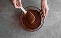 Este bolo-mousse de chocolate é delicioso e precisa de apenas 2 ingredientes