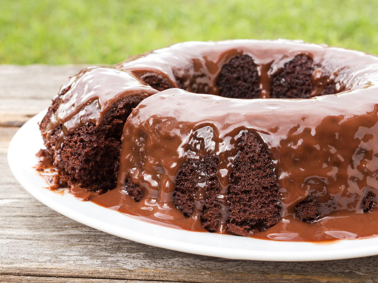 Como fazer bolo de chocolate sem glúten, leite e açúcar refinado